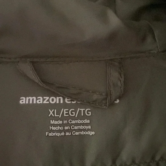 Amazon Essentials Lightweight Hooded Waterproof Puffer Coat - Picture 6 of 6